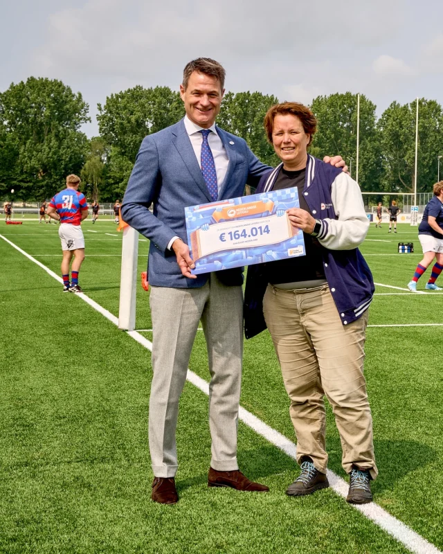 🏉🧡 Wát een afsluiter van het seizoen!

Afgelopen zaterdag kregen we bij de finaledag van de Ereklasse een prachtige cheque overhandigd van maar liefst €164.014,- van @nederlandseloterij 🙌

Dankzij dit fantastische bedrag kunnen we nog meer jongeren laten kennismaken met de kracht van rugby. 💪
Samen bouwen we aan de toekomst van onze sport!

Dank jullie wel @nederlandseloterij !