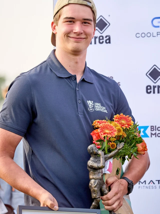 Afgelopen maandag, na de Ereklasse finale, zijn de onderscheidingen voor Young Referee en scheidsrechter van het jaar uitgereikt! 🏉

🏅Young Referee: Steijn Oosterbeek
🏅Scheidsrechter van het jaar: Martin Doughty

Gefeliciteerd beide! 👏🏻🔥

📸: @nlrugbyshots 

#rugby #nederland #talent #onderscheidingen